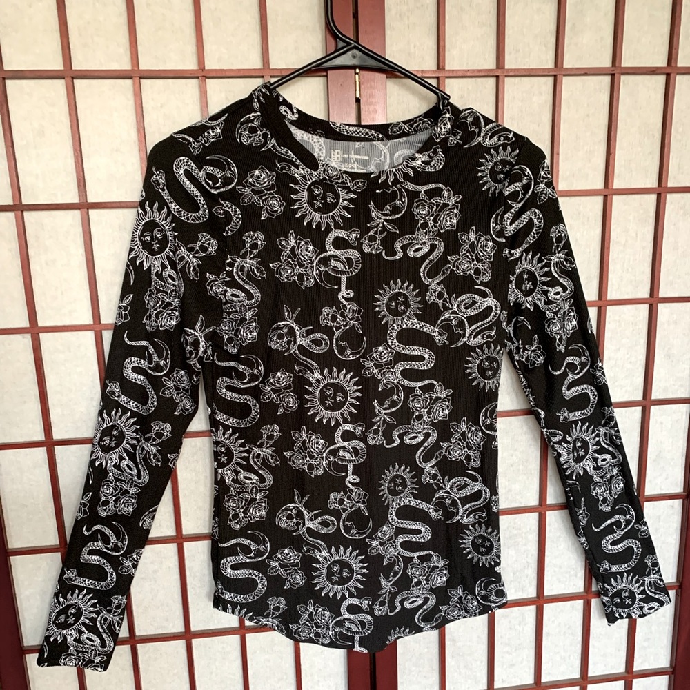 No Boundaries Celestial Black LongSleeve Shirt, Women’s M
